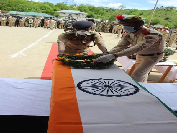 Jammu and Kashmir police paying tributes to security men on Sunday. 