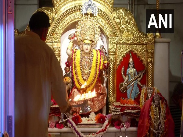 Morning 'aarti' performed at Jhandewalan temple. (Photo/ANI)