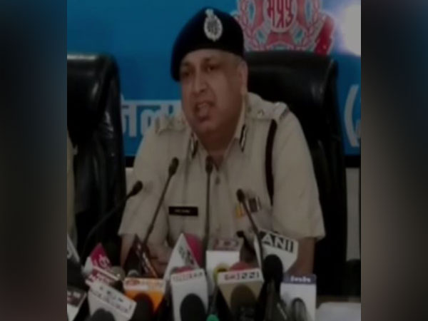 Vivek Kumar IG Jabalpur addressing a press conference in Jabalpur on Thursday