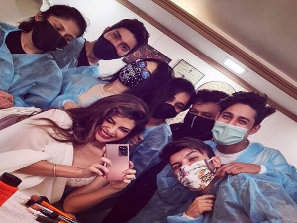 Actor Jacqueline Fernandez with crew members. (Image Source: Instagram)