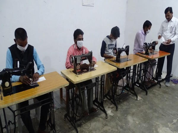 Jail inmates making masks in Barabanki jail. Photo/ANI