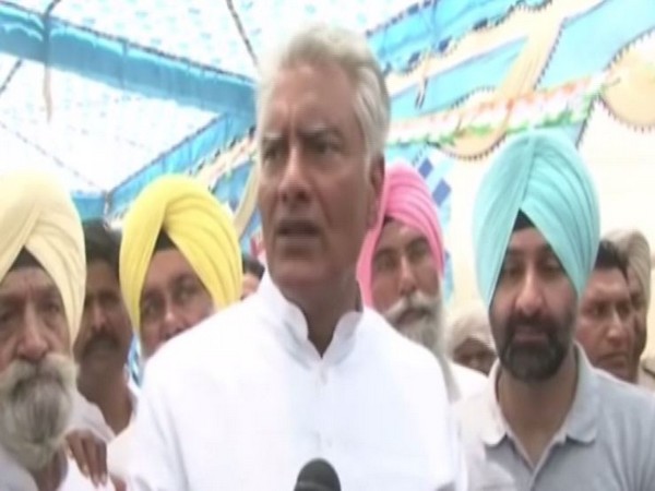 Congress leader Sunil Jakhar talking to media persons at Gurdaspur on Monday