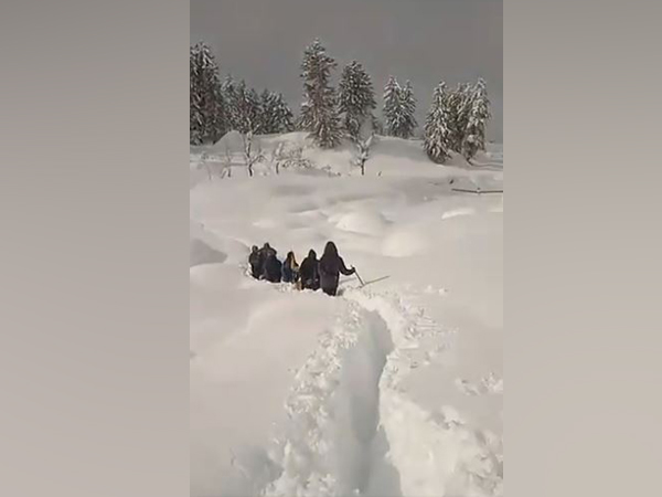 PHE restoration team braving difficult situation to ensure water for all in Kashmir. 