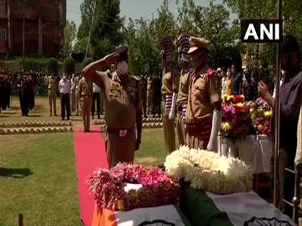 A visual from the wreath laying ceremony of the two police personnel, who lost their lives in the firing by terrorists in Nowgam. 