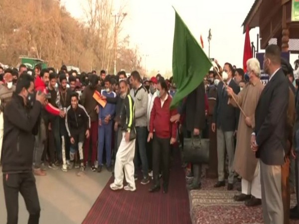 Visuals of LG Manoj Sinha flagging off the Spring Run in Srinagar