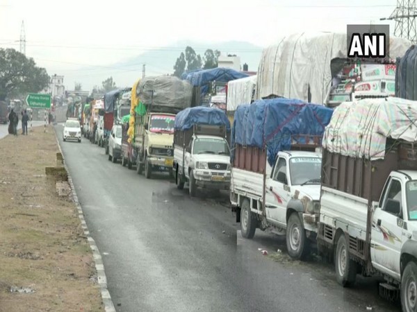 Stranded vehicles on Jammu-Srinagar National Highway due to snowfall. Photo/ANI