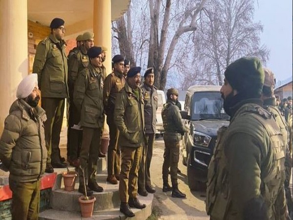 DGP Dilbag Singh meets Srinagar Police in Jammu and Kashmir. Photo/ANI