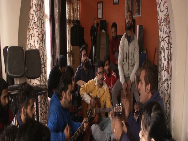 'Misrab' Organization aims to teach singing and music to youth of Kashmir 