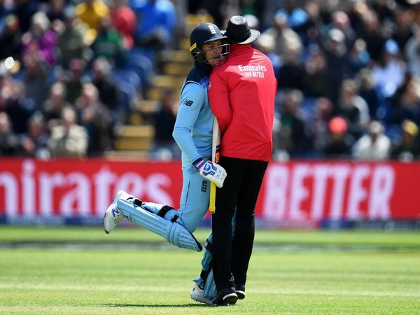 Jason Roy colliding with umpire Joel Wilson (Photo/cricketworldcup Twitter)
