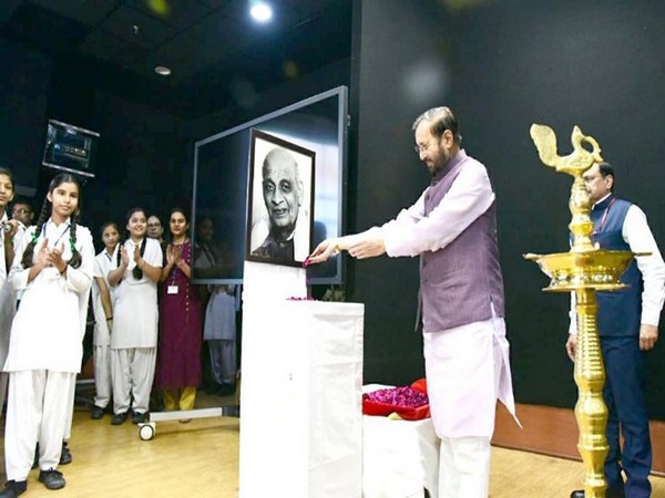 Union Minister Prakash Javadekar administered the 'Pledge for Unity' at the function. Photo Credit: Twitter(@PrakashJavdekar)