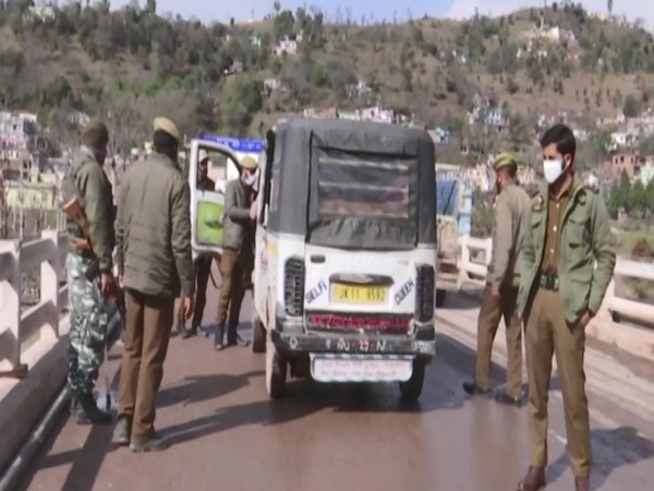 Jammu and Kashmir Police carry out security check of vehicles in Rajouri (Photo/ANI)