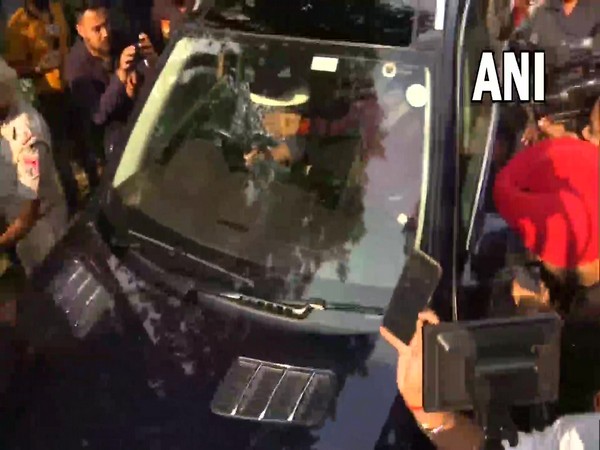 Visual of Congress leader Navjot Singh Sidhu arriving at  Punjab Bhavan (Photo/ANI)
