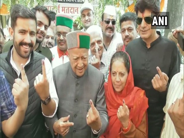 Former Himachal Pradesh Chief Minister Virbhadra Singh, his wife Pratibha Singh, and son Vikramaditya Singh (File photo)