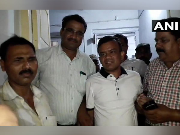 Visuals of the arrest of the govt official in Bihar's Gaya