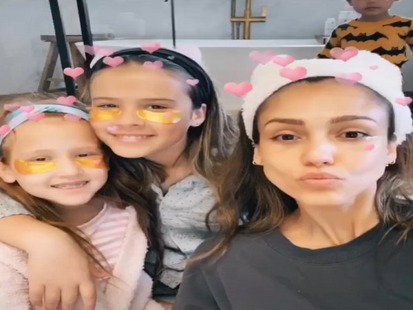 Jessica Alba along with her daughters (Image courtesy: Instagram)