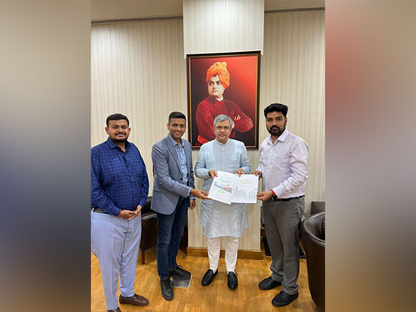 Young entrepreneurs from tech firm brief Ashwini Vaishnaw about 'LiFi' technology (Photo/Twitter)