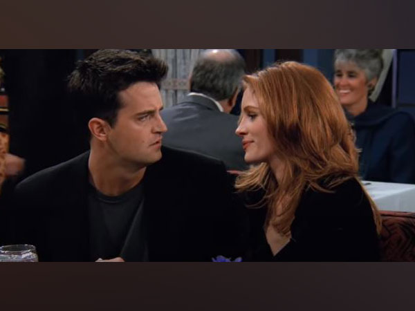 Matthew Perry and Julia Roberts in a still from 'Friends' (Image Source: YouTube)