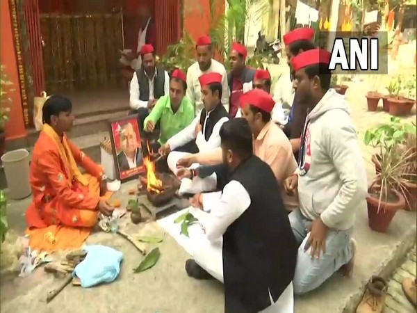 SP workers performing havan on Mulayam Singh Yadav's 82nd birthday (Photo/ANI)