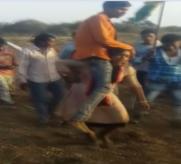 Visuals of the woman carrying her husband on her shoulders in Jhabua, Madhya Pradesh.