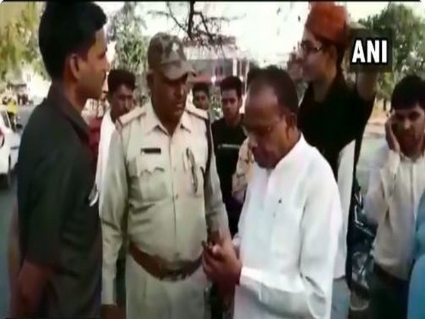 Veer Singh Bhuria, Congress MLA from Thandla, Jhabua argues with a police officer