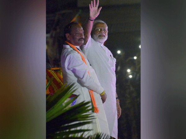 Prime Minister Narendra Modi along with Jharkhand CM CM Raghubar Das [Photo/ANI]