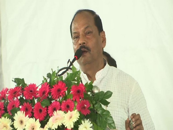 Jharkhand Chief Minister Raghubar Das while inaugurating Pradhan Mantri Ujjwala Yojna in Gumla on Tuesday. Photo/ANI