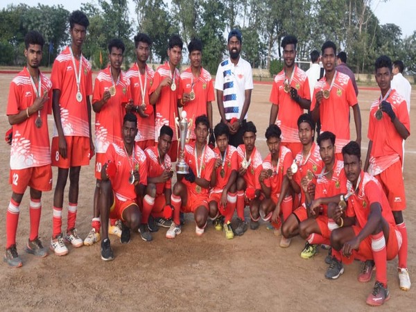 Hockey Jharkhand team with the trophy (Photo/ Hockey India)
