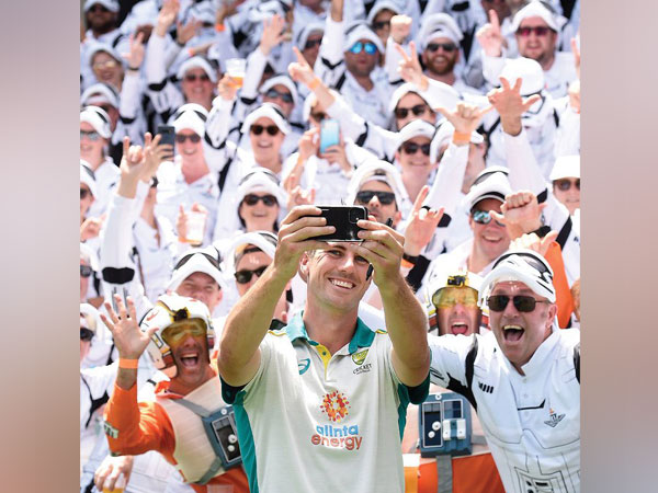 Pat Cummins with fans (Photo/ Pat Cummins Twitter)