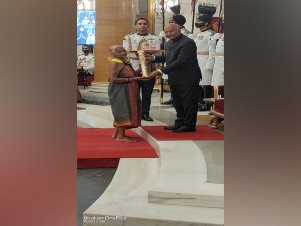 Tulsi Gowda receiving Padma Shri award from President Ram Nath Kovind in New Delhi on Monday. (Photo/ANI)