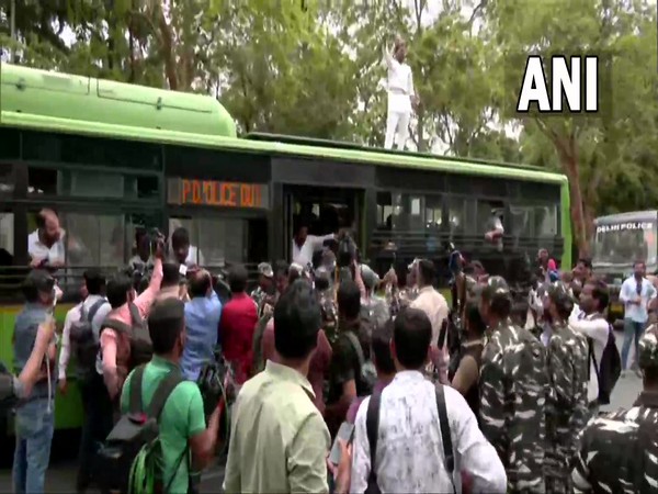 Congress leaders Rajni Patil, Akhikesh Prasad Singh, L. Hanumanthaiah & Thirunavukkarasar Su. detained in Mandir Marg Police Station (Photo/ANI)