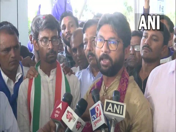 Gujarat independent MLA Jignesh Mevani arrives in Ahemdabad (Photo/ANI) 
