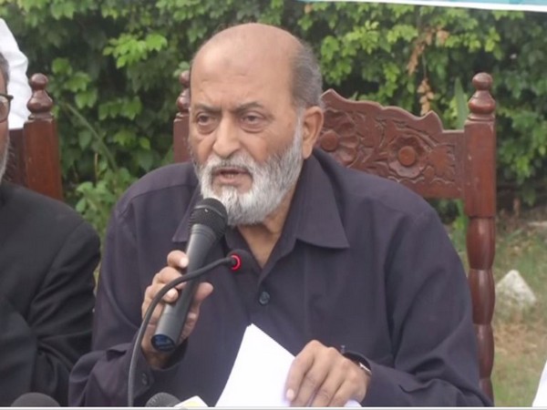 Sunni Waqf Board lawyer Zafaryab Jilani addressing a press conference in Lucknow on Sunday after the meeting of AIMPLB. Photo/ANI