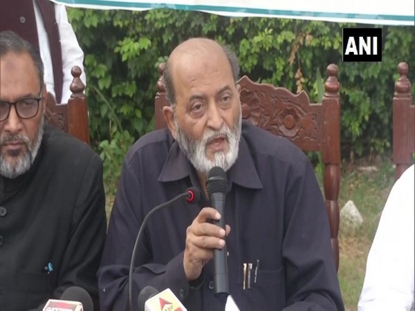 Zafaryab Jilani, AIMPLB member, addressing media persons in Lucknow on Sunday. Photo/ANI
