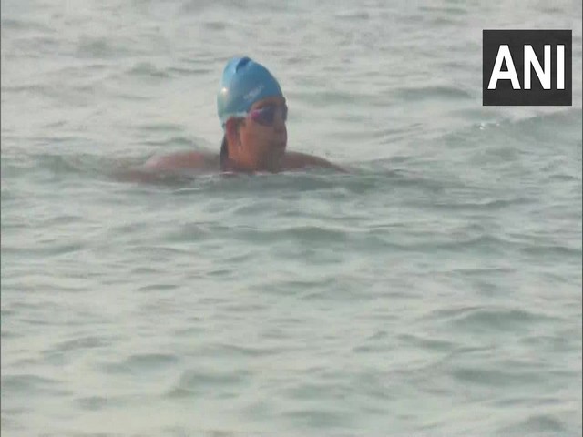 Jiya Rai swimming in Bay of Bengal (Photo/ANI)