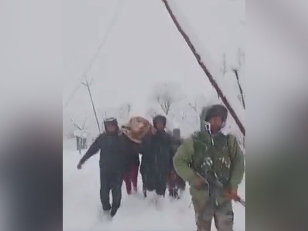 Chinar Corps safely evacuated a pregnant lady on a stretcher amid heavy snowfall (Photo/ANI)