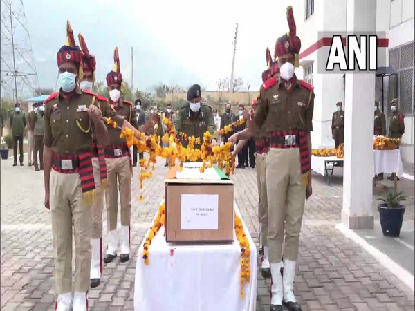 Jammu and Kashmir police paying tributes to slain cop.