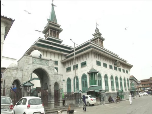 Deserted Naqshband mushkil kusha in Srinagar at the occasion of Eid-al-Adha (Photo/ANI)