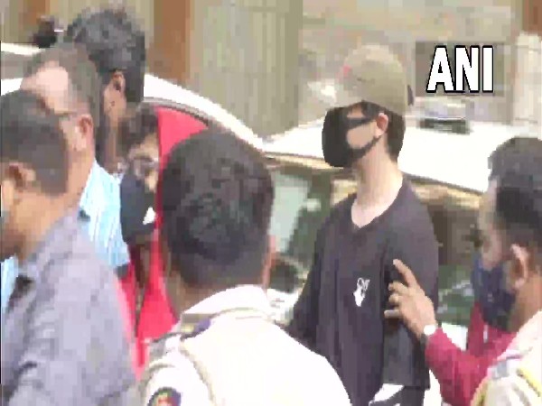 Visual of Aryan Khan, 2 others near Mumbai Court (File photo/ANI)