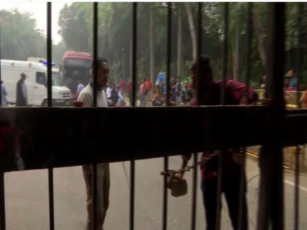 JNU students trying to braek the locks as ambulance was stuck inside the campus [Photo/ANI]