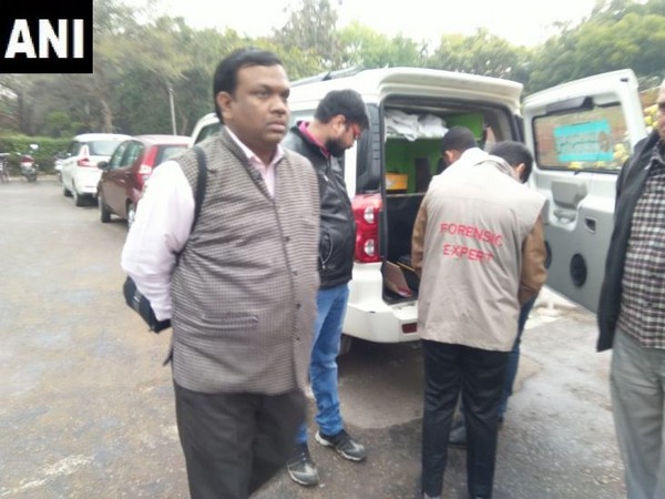 Forensic Science Laboratory team arrives at JNU. Photo/ANI