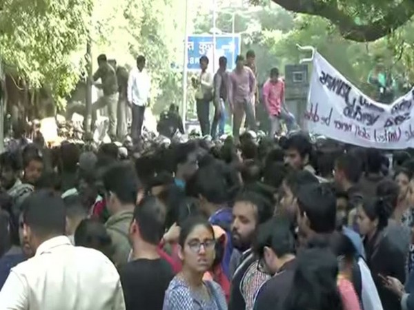 JNU students stopped on their way to Parliament, detained 