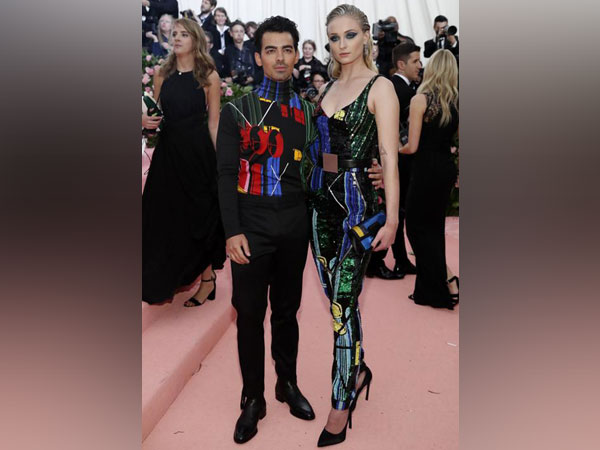 Joe Jonas and Sophie Turner at the 2019 Met Gala red carpet