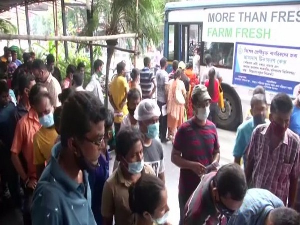 Visual of people waiting to get vaccines