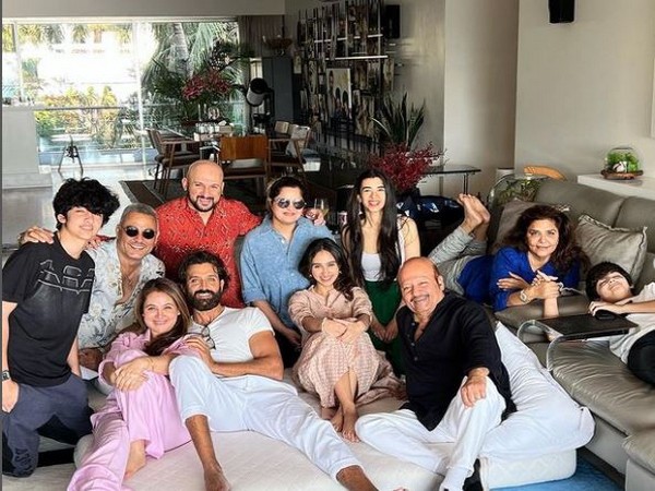 Hrithik Roshan with his rumoured girlfriend and family( (Image Source: Instagram)