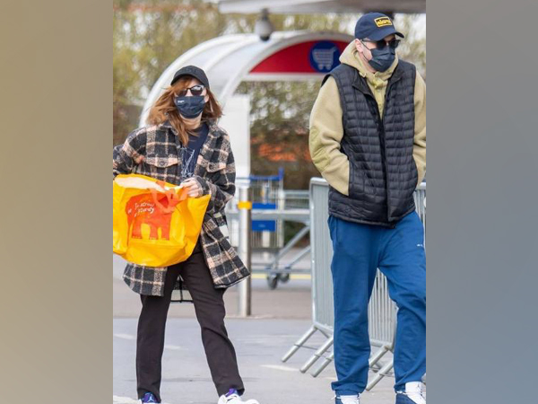 Pete Davidson, Phoebe Dynevor (Image Source: Instagram)