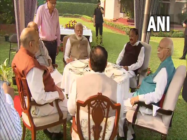 PM Modi, Vice President MV Naidu, Rajnath Singh, Amit Shah, JP Nadda meet LK Advani at his residence (Photo/ANI)