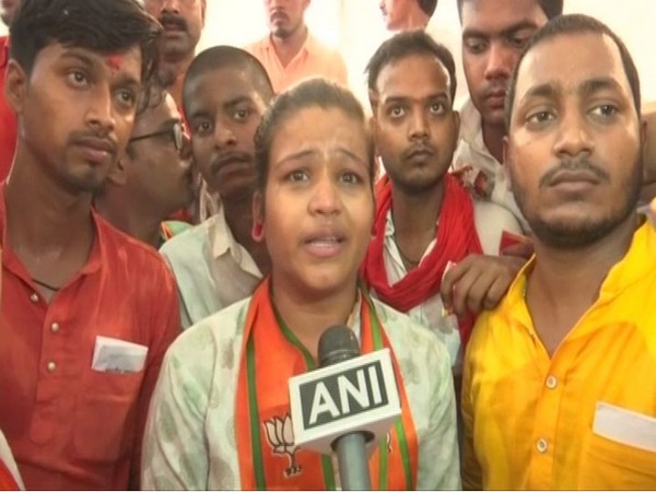 Jyoti gives a letter to Prime Minister Narendra Modi in Varanasi during BJP workers meet