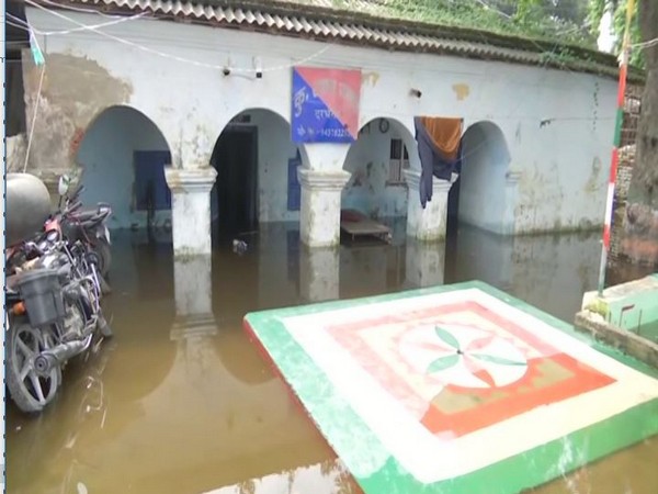 The police station in Kusheshwar Asthan is flooded. Photo/ANI