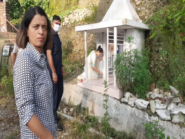 Actor Kangana Ranaut offers prayers at a temple in Kothi area of Hamirpur district. [Photo/ANI]
