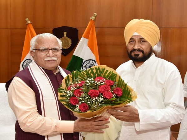 Punjab CM Charanjit Singh Channi meets Haryana Chief Minister Manohar Lal Khattar. (Image courtesy: Twitter/ @CHARANJITCHANNI)